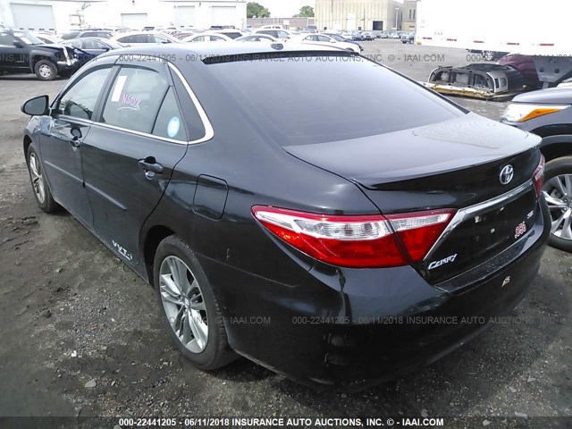 4T1BF1FK1HU423000 - 2017 TOYOTA CAMRY LE/XLE/SE/XSE შავი ფოტო 3