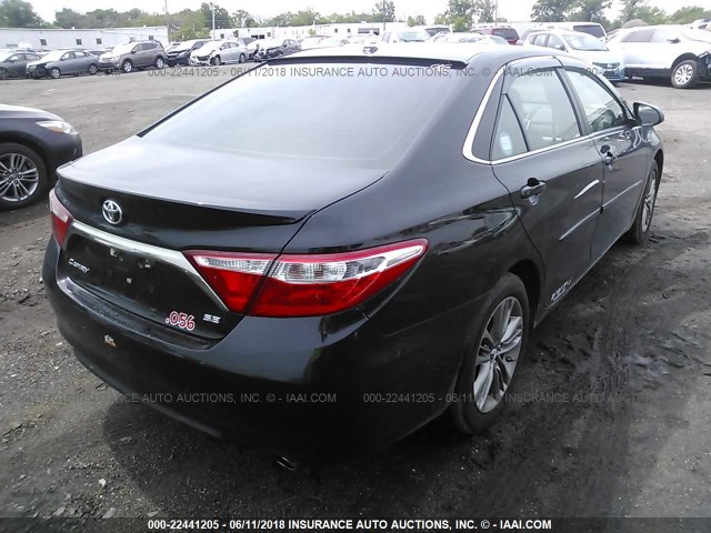 4T1BF1FK1HU423000 - 2017 TOYOTA CAMRY LE/XLE/SE/XSE შავი ფოტო 4