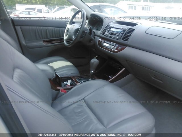 4T1BE30KX4U299861 - 2004 TOYOTA CAMRY LE/XLE/SE SILVER photo 5