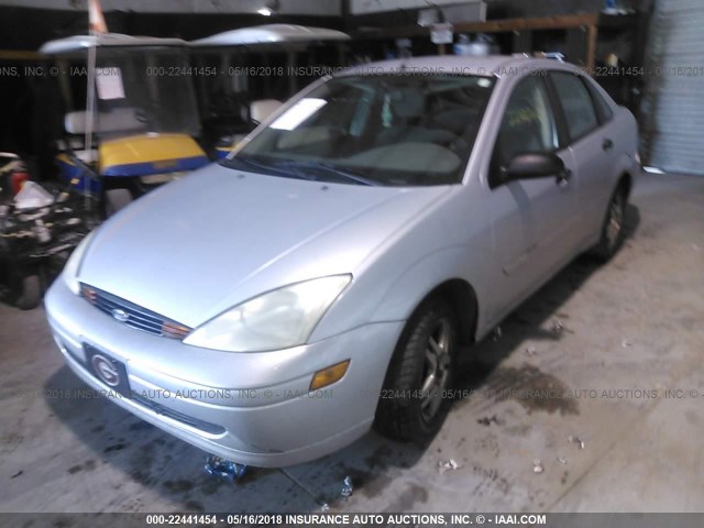 1FAFP34P8YW236893 - 2000 FORD FOCUS SE/SE COMFORT SILVER photo 2