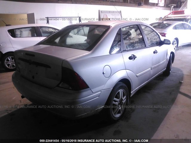 1FAFP34P8YW236893 - 2000 FORD FOCUS SE/SE COMFORT SILVER photo 4