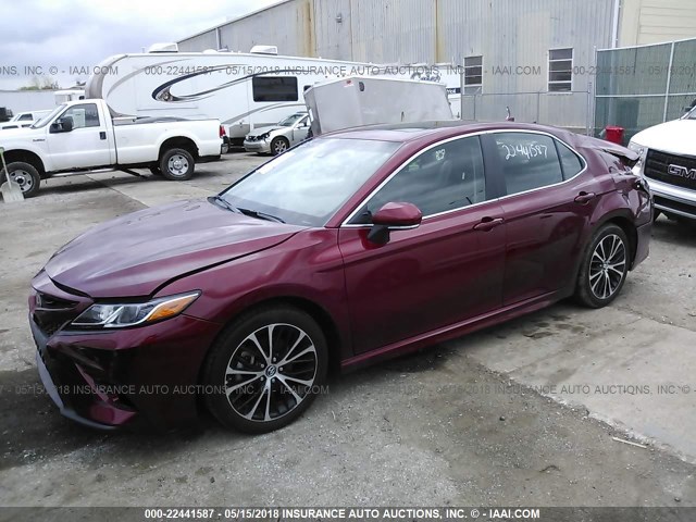 4T1B11HK8JU511365 - 2018 TOYOTA CAMRY L/LE/XLE/SE/XSE MAROON photo 2