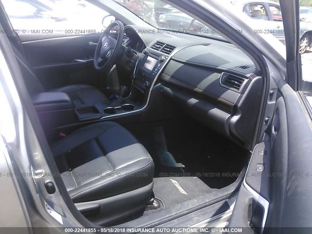 4T4BF1FK1GR524946 - 2016 TOYOTA CAMRY LE/XLE/SE/XSE SILVER photo 5
