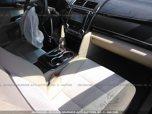 4T1BF1FK2CU553716 - 2012 TOYOTA CAMRY SE/LE/XLE WHITE photo 5