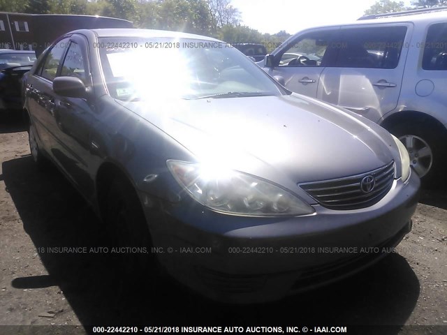 4T1BE32K05U608459 - 2005 TOYOTA CAMRY LE/XLE/SE GRAY photo 1