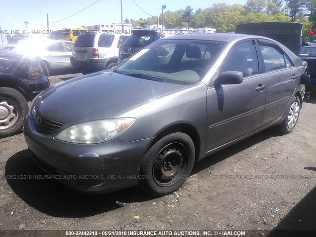 4T1BE32K05U608459 - 2005 TOYOTA CAMRY LE/XLE/SE GRAY photo 2