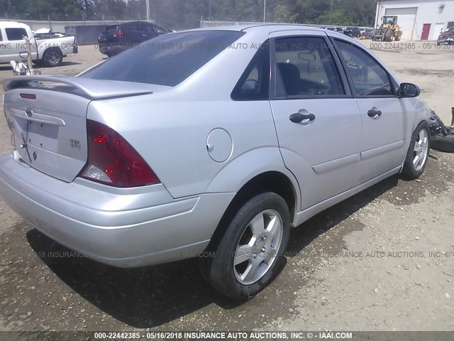 1FAFP38Z14W126984 - 2004 FORD FOCUS ZTS SILVER photo 4