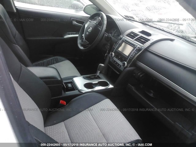 4T1BF1FK0EU466710 - 2014 TOYOTA CAMRY L/SE/LE/XLE 白色 照片 5