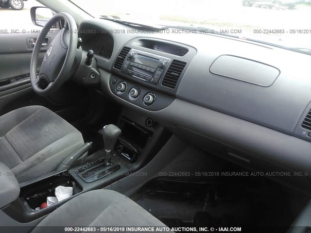 4T1BE32K35U987053 - 2005 TOYOTA CAMRY LE/XLE/SE თაფლისფერი ფოტო 5