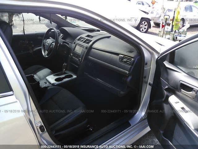 4T1BF1FK1CU176103 - 2012 TOYOTA CAMRY SE/LE/XLE 银色 照片 5
