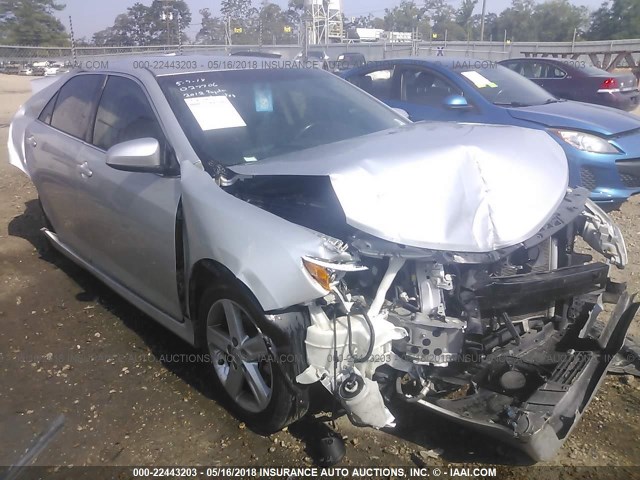 4T1BF1FKXCU027706 - 2012 TOYOTA CAMRY SE/LE/XLE ვერცხლისფერი ფოტო 1