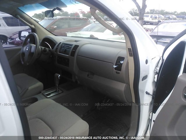 1N6AD07U18C424814 - 2008 NISSAN FRONTIER CREW CAB LE/SE/OFF ROAD WHITE photo 5