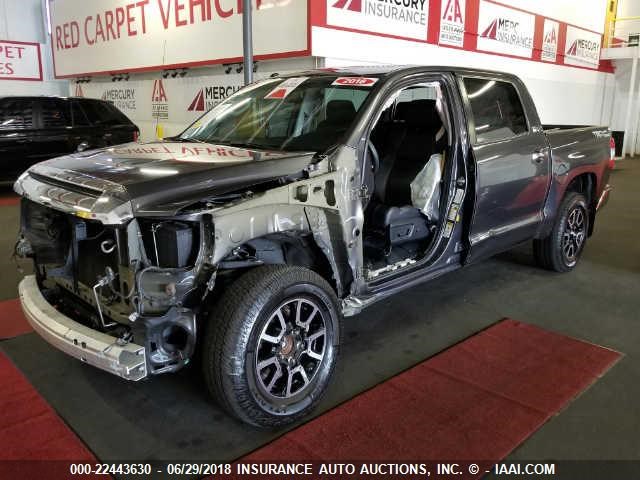 5TFFY5F18GX194083 - 2016 TOYOTA TUNDRA CREWMAX LIMITED GRAY photo 2