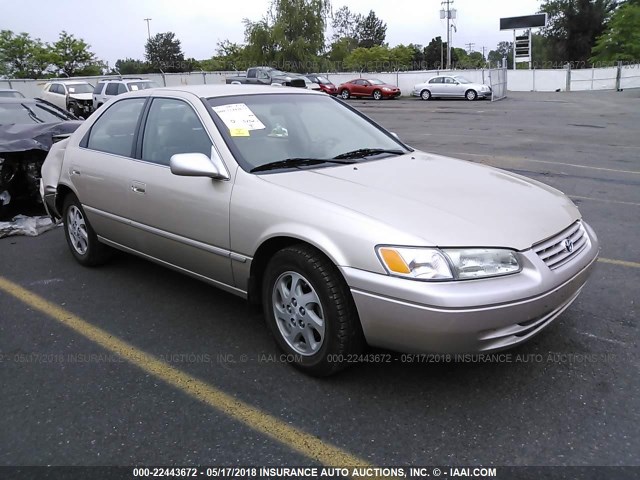 JT2BF28KXX0209578 - 1999 TOYOTA CAMRY LE/XLE GOLD photo 1