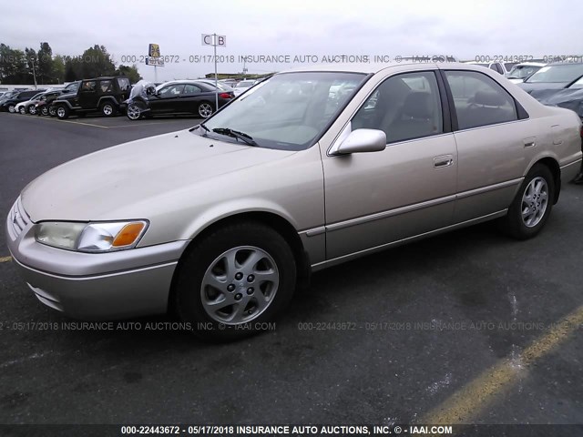 JT2BF28KXX0209578 - 1999 TOYOTA CAMRY LE/XLE GOLD photo 2