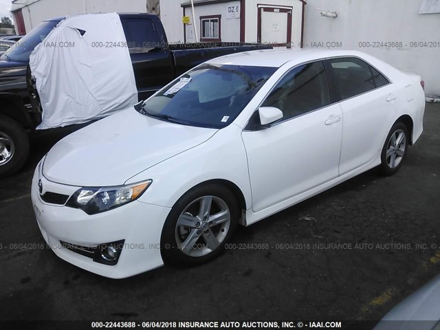 4T1BF1FK1EU386820 - 2014 TOYOTA CAMRY L/SE/LE/XLE თეთრი ფოტო 2