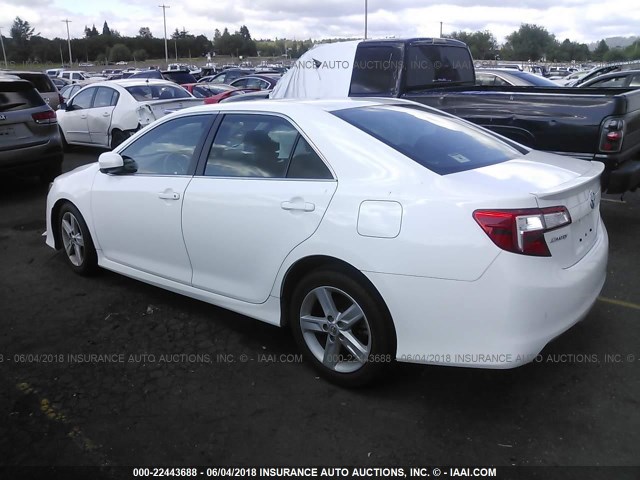 4T1BF1FK1EU386820 - 2014 TOYOTA CAMRY L/SE/LE/XLE თეთრი ფოტო 3