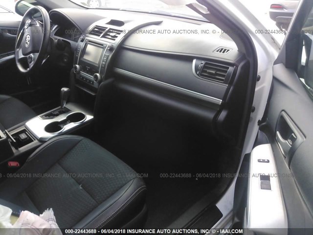 4T1BF1FK1EU386820 - 2014 TOYOTA CAMRY L/SE/LE/XLE თეთრი ფოტო 5