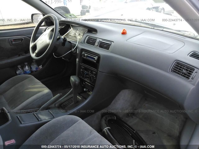 JT2BG22K4W0253807 - 1998 TOYOTA CAMRY CE/LE/XLE 灰色 照片 5