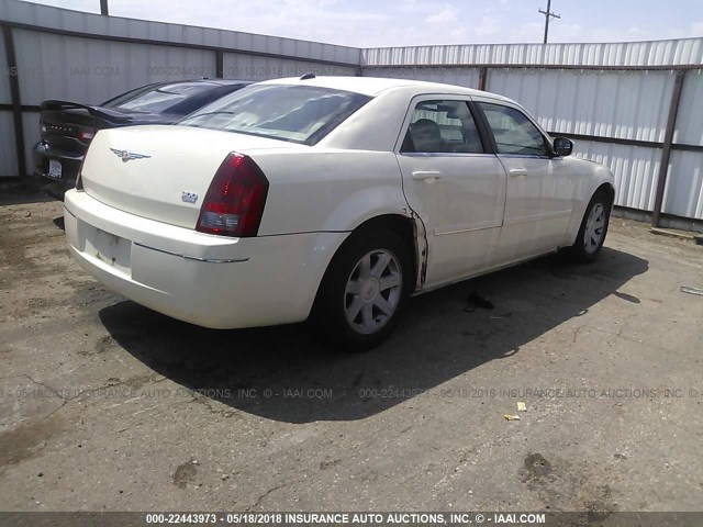 2C3JA53G55H642275 - 2005 CHRYSLER 300 TOURING WHITE photo 4