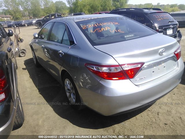 4T1BF1FK4HU657440 - 2017 TOYOTA CAMRY LE/XLE/SE/XSE 银色 照片 3