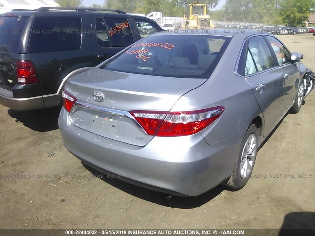 4T1BF1FK4HU657440 - 2017 TOYOTA CAMRY LE/XLE/SE/XSE 银色 照片 4