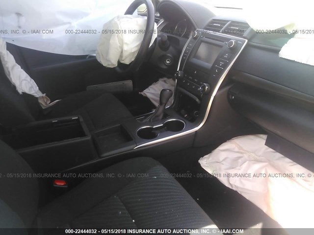 4T1BF1FK4HU657440 - 2017 TOYOTA CAMRY LE/XLE/SE/XSE 银色 照片 5