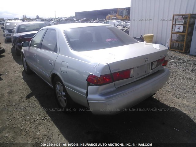 JT2BF28K2Y0259487 - 2000 TOYOTA CAMRY LE/XLE SILVER photo 3