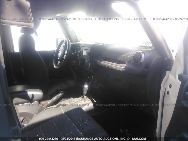 1J4GA2D1XBL610526 - 2011 JEEP WRANGLER SPORT 奶油色 照片 5