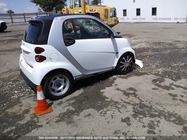WMEEJ3BA7FK796321 - 2015 SMART FORTWO PURE/PASSION WHITE photo 4
