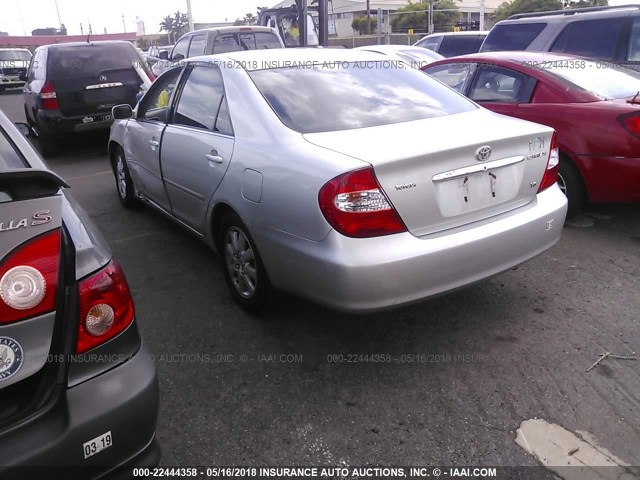 JTDBF30K920030160 - 2002 TOYOTA CAMRY LE/XLE/SE GRAY photo 3