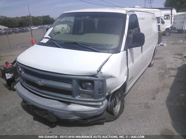 1GCEG15M621157516 - 2002 CHEVROLET EXPRESS G1500  WHITE photo 2