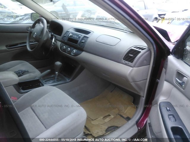 4T1BE32K65U061195 - 2005 TOYOTA CAMRY LE/XLE/SE წითელი ფოტო 5