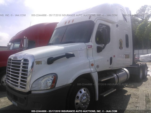 1FUJGLDR7CSBP7966 - 2012 FREIGHTLINER CASCADIA 125  WHITE photo 2