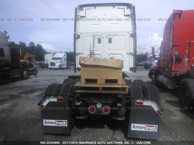 1FUJGLDR7CSBP7966 - 2012 FREIGHTLINER CASCADIA 125  WHITE photo 8