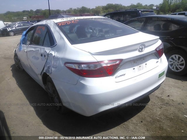 4T1BF1FK0GU197515 - 2016 TOYOTA CAMRY LE/XLE/SE/XSE თეთრი ფოტო 3