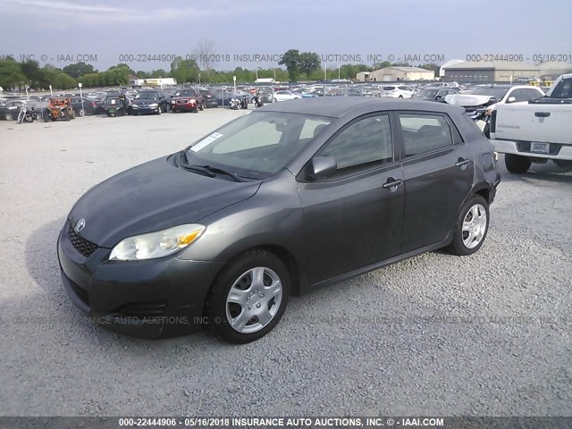 2T1KU40E39C171084 - 2009 TOYOTA COROLLA MATRIX  GRAY photo 2