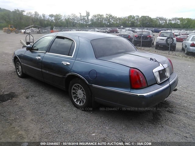 1LNHM82W52Y667993 - 2002 LINCOLN TOWN CAR SIGNATURE BLUE photo 3