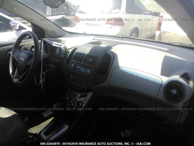 1G1JA5SH1D4131494 - 2013 CHEVROLET SONIC LS 灰色 照片 5