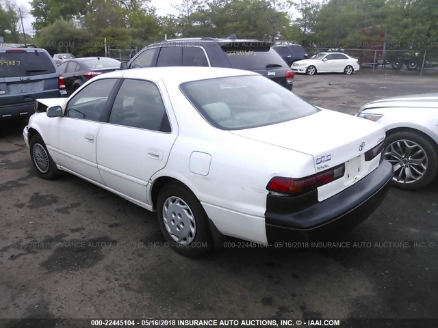 JT2BG22K8V0013092 - 1997 TOYOTA CAMRY LE/XLE WHITE photo 3