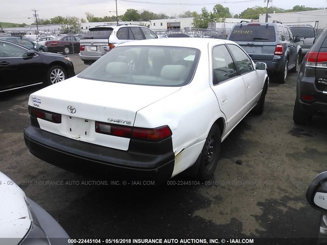 JT2BG22K8V0013092 - 1997 TOYOTA CAMRY LE/XLE WHITE photo 4