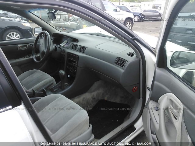 JT2BG22K8V0013092 - 1997 TOYOTA CAMRY LE/XLE WHITE photo 5