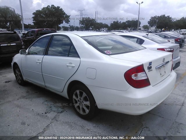 JTDBE32K740278992 - 2004 TOYOTA CAMRY LE/XLE WHITE photo 3