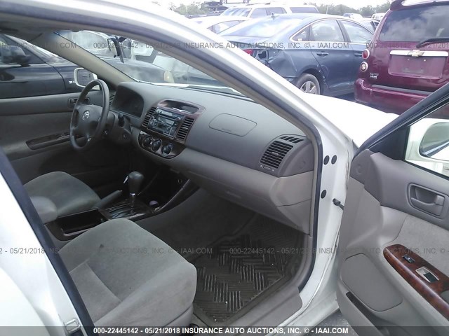 JTDBE32K740278992 - 2004 TOYOTA CAMRY LE/XLE WHITE photo 5