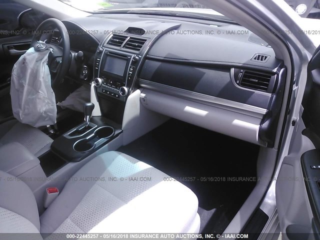 4T1BF1FK8EU860696 - 2014 TOYOTA CAMRY L/SE/LE/XLE 灰色 照片 5