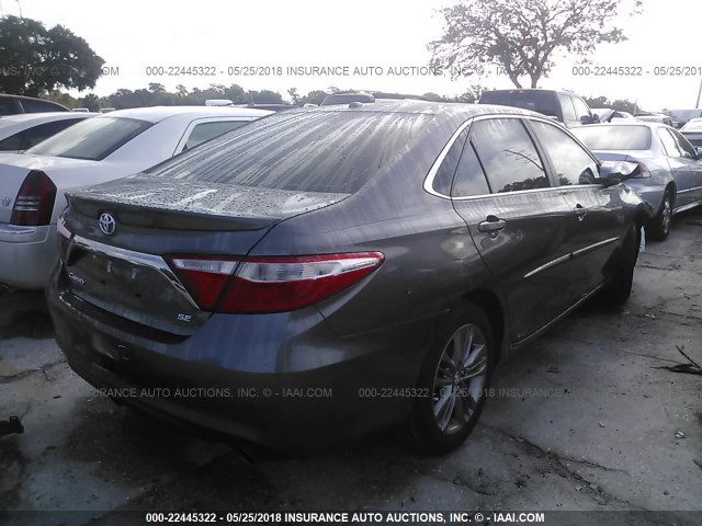 4T1BF1FK9HU777279 - 2017 TOYOTA CAMRY LE/XLE/SE/XSE GRAY photo 4