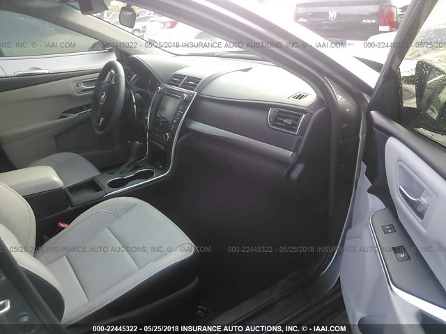 4T1BF1FK9HU777279 - 2017 TOYOTA CAMRY LE/XLE/SE/XSE GRAY photo 5