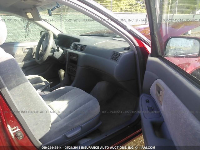 4T1BG22K7WU228072 - 1998 TOYOTA CAMRY CE/LE/XLE წითელი ფოტო 5