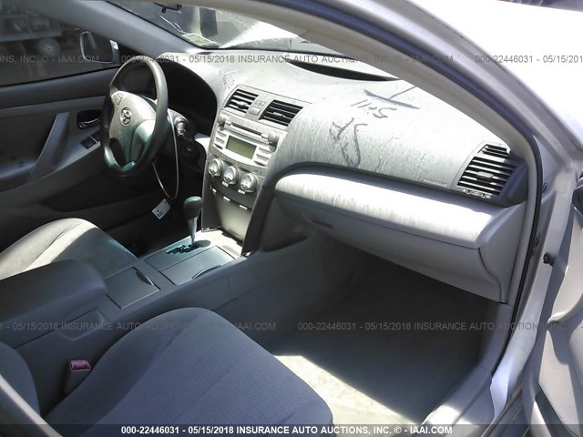 4T4BF3EK4BR186965 - 2011 TOYOTA CAMRY SE/LE/XLE 银色 照片 5