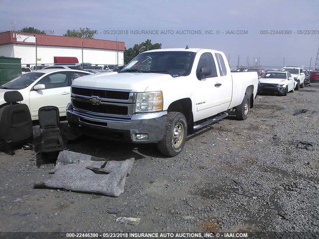 1GCHC29K18E113027 - 2008 CHEVROLET SILVERADO C2500 HEAVY DUTY WHITE photo 2